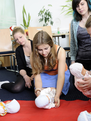 DRK Babysitterausbildung DRK Babysitterausbildung