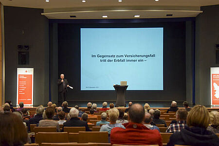 Menschen vor einer Bühne