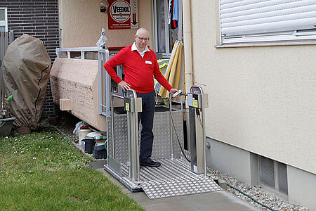 Wohnberater am Balkonlift