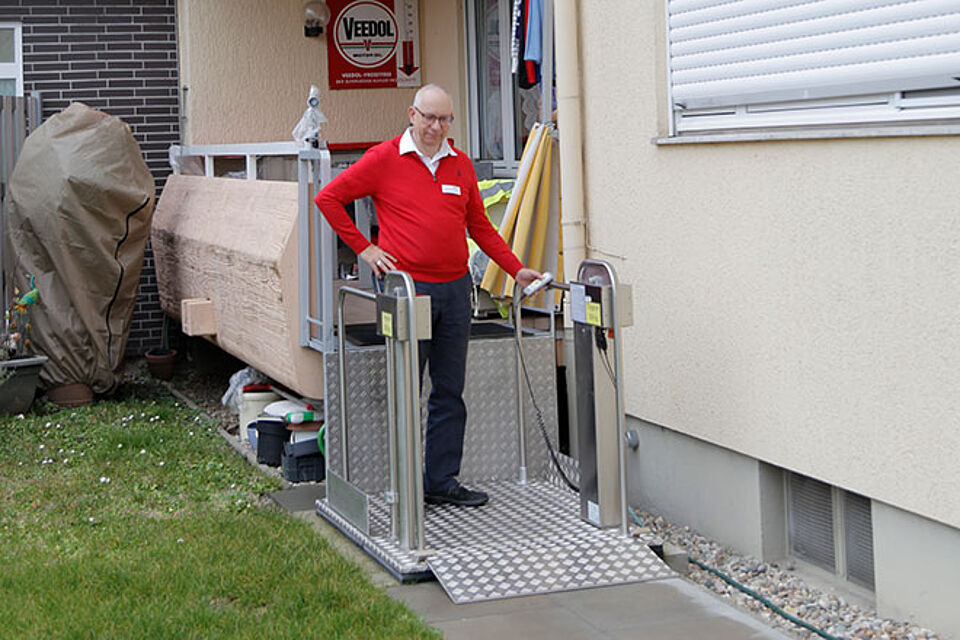 Wohnberater am Balkonlift